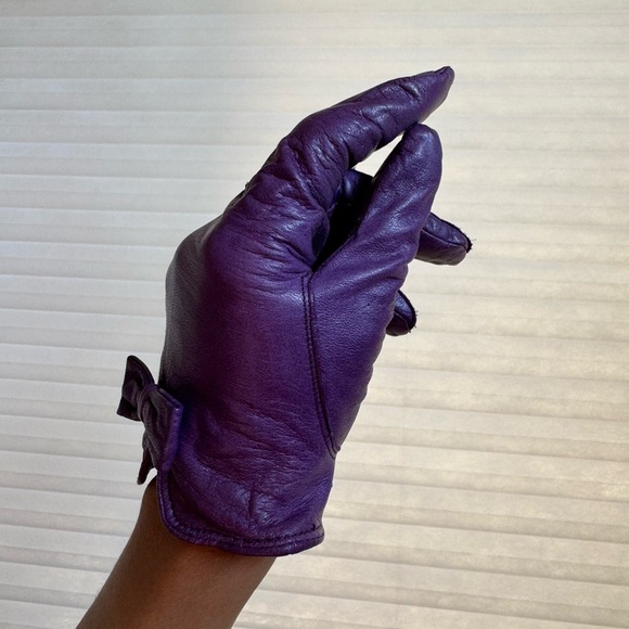 Vintage Purple Leather Gloves with Wrist Bow - Picture 2 of 11